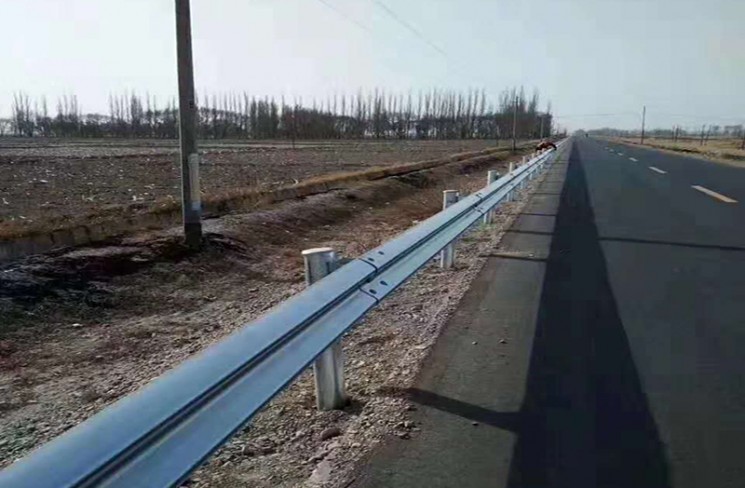 波形護欄，施工完成